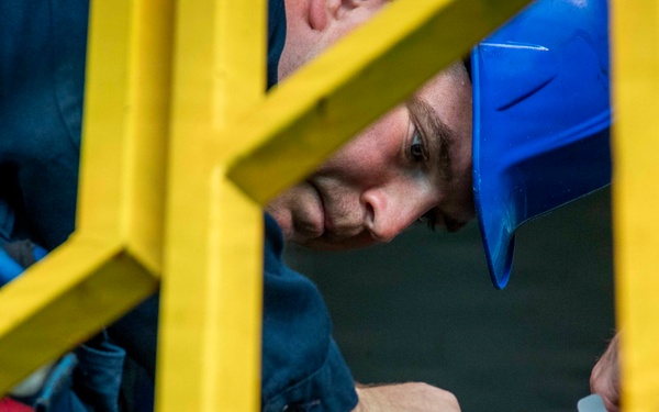 USS Cincinnati (LCS 20) conducts routine maintenance