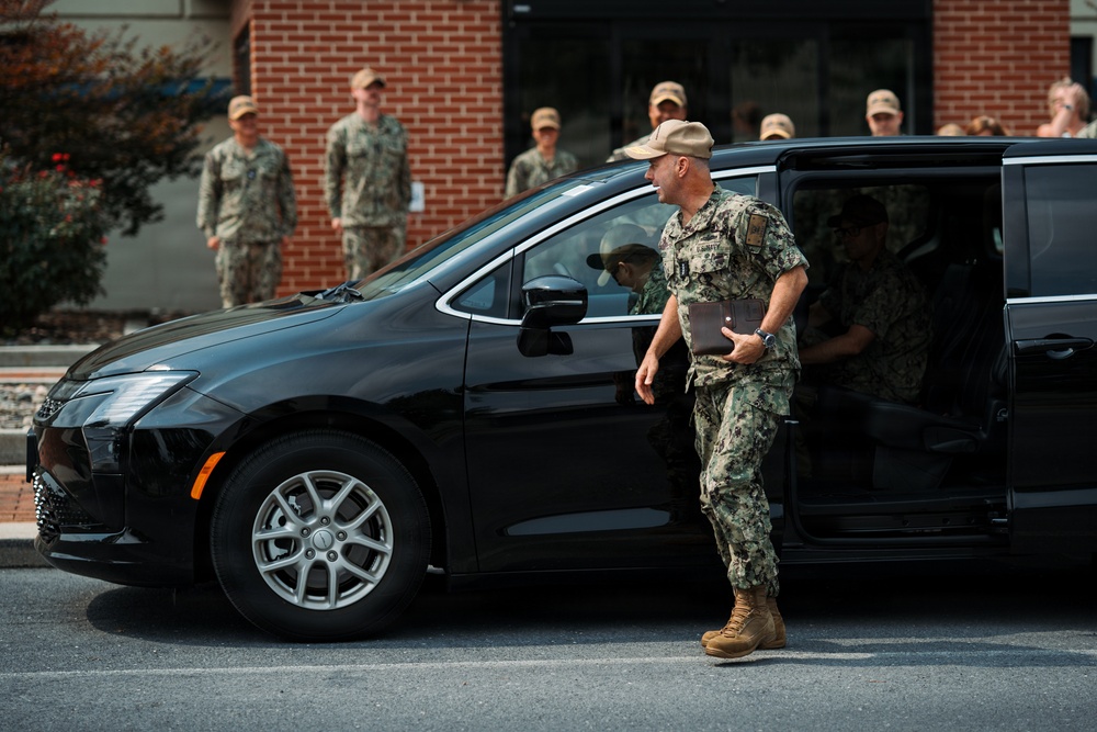 VCNO visits Naval Supply Systems Command