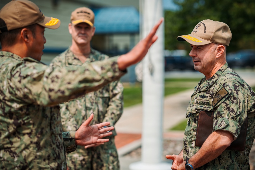 VCNO visits Naval Supply Systems Command