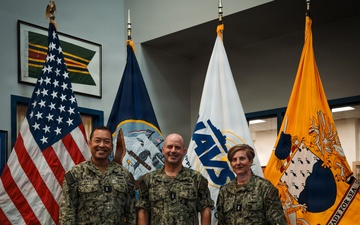 VCNO visits Naval Supply Systems Command