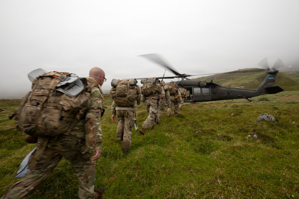 Alaska Army National Guard aviators give 59th Signal Battalion Soldiers a lift
