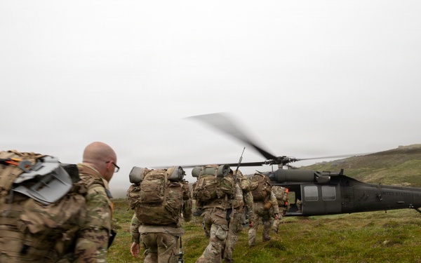 Alaska Army National Guard aviators give 59th Signal Battalion Soldiers a lift