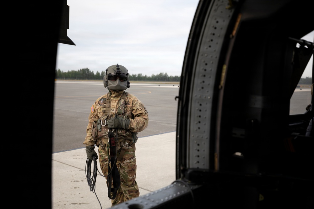 Alaska Army National Guard aviators give 59th Signal Battalion Soldiers a lift