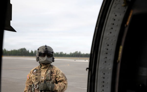 Alaska Army National Guard aviators give 59th Signal Battalion Soldiers a lift