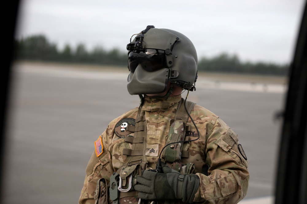 Alaska Army National Guard aviators give 59th Signal Battalion Soldiers a lift