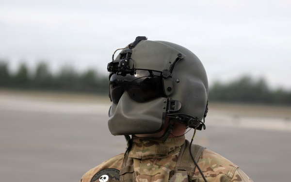 Alaska Army National Guard aviators give 59th Signal Battalion Soldiers a lift