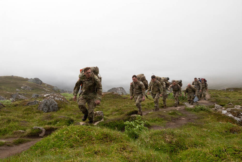 Alaska Army National Guard aviators give 59th Signal Battalion Soldiers a lift