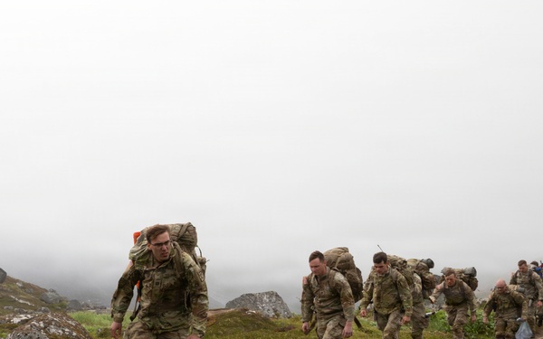 Alaska Army National Guard aviators give 59th Signal Battalion Soldiers a lift