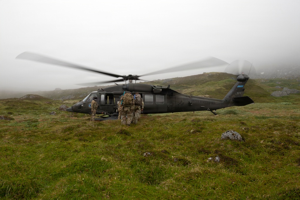 Alaska Army National Guard aviators give 59th Signal Battalion Soldiers a lift