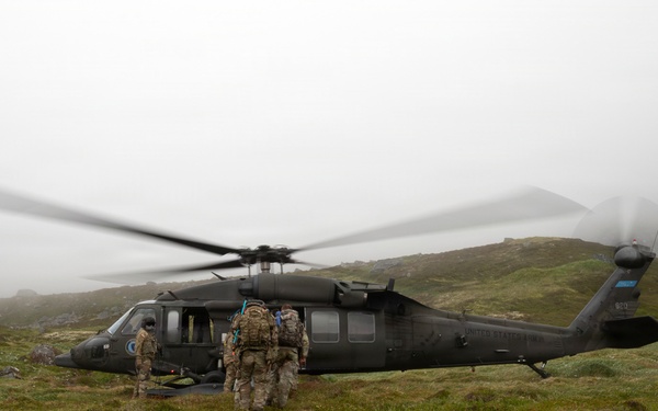 Alaska Army National Guard aviators give 59th Signal Battalion Soldiers a lift
