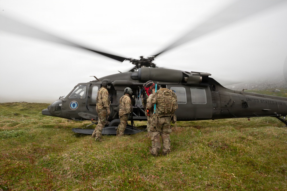 Alaska Army National Guard aviators give 59th Signal Battalion Soldiers a lift