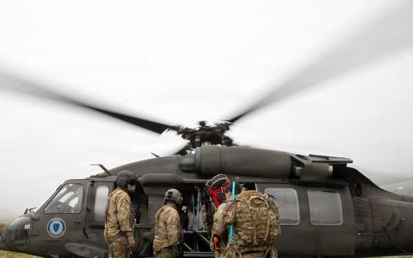 Alaska Army National Guard aviators give 59th Signal Battalion Soldiers a lift
