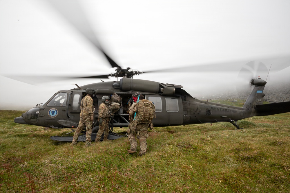 Alaska Army National Guard aviators give 59th Signal Battalion Soldiers a lift