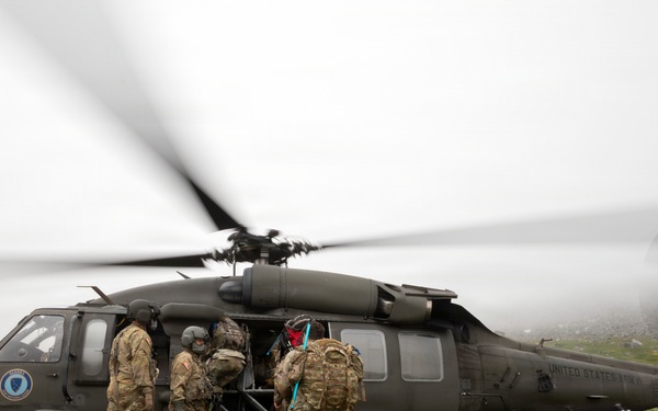 Alaska Army National Guard aviators give 59th Signal Battalion Soldiers a lift