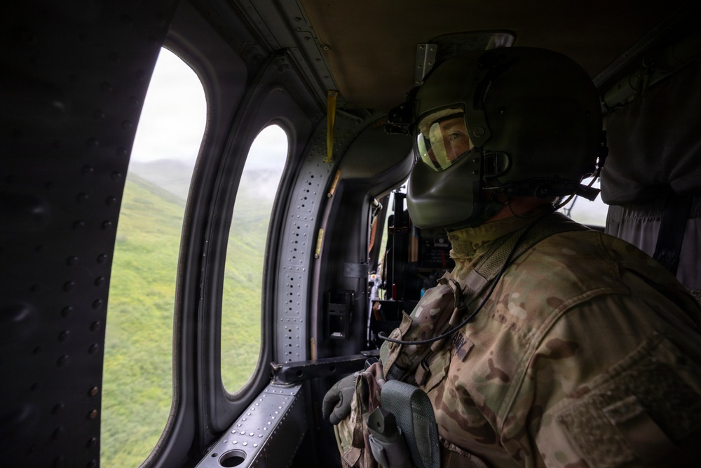 Alaska Army National Guard aviators give 59th Signal Battalion Soldiers a lift