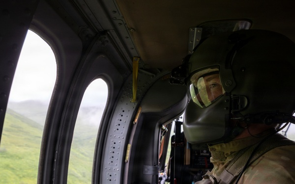 Alaska Army National Guard aviators give 59th Signal Battalion Soldiers a lift