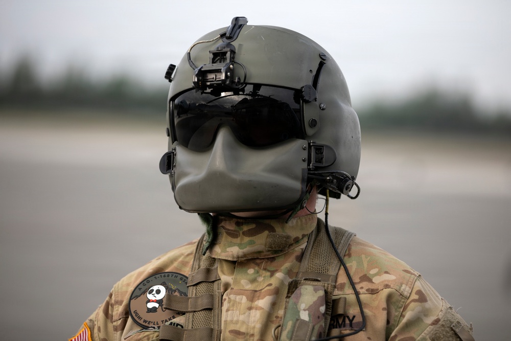 Alaska Army National Guard aviators give 59th Signal Battalion Soldiers a lift
