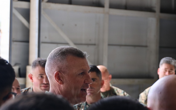 1st MAW Commanding General visits Marine Wing Support Squadron 174