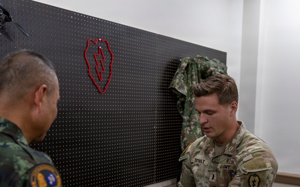 Royal Thai Army leadership visits Schofield Barracks