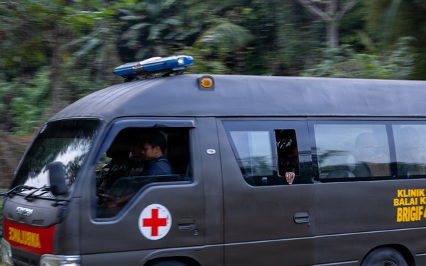 MRF-D Marines, Sailors perform casualty care training with Indonesian marines