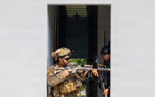 MRF-D Marines, Sailors perform casualty care training with Indonesian marines