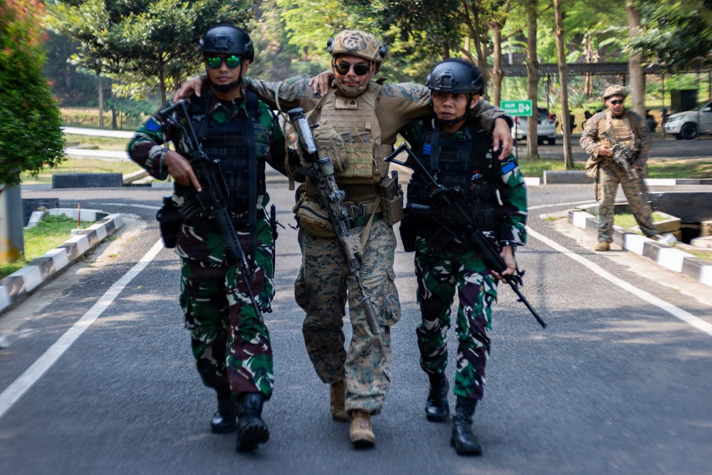MRF-D Marines, Sailors perform casualty care training with Indonesian marines