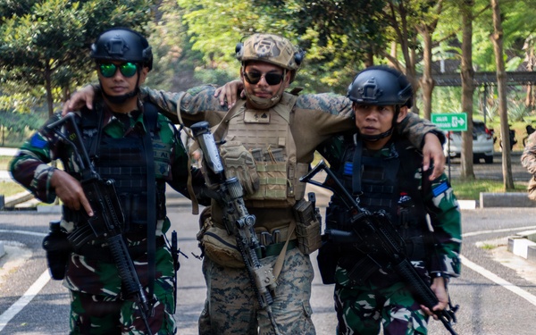 MRF-D Marines, Sailors perform casualty care training with Indonesian marines
