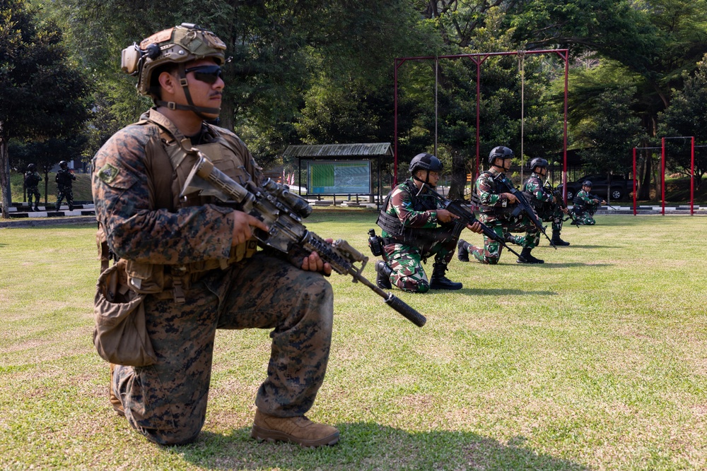 MRF-D Marines, Sailors perform casualty care training with Indonesian marines