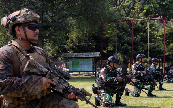 MRF-D Marines, Sailors perform casualty care training with Indonesian marines