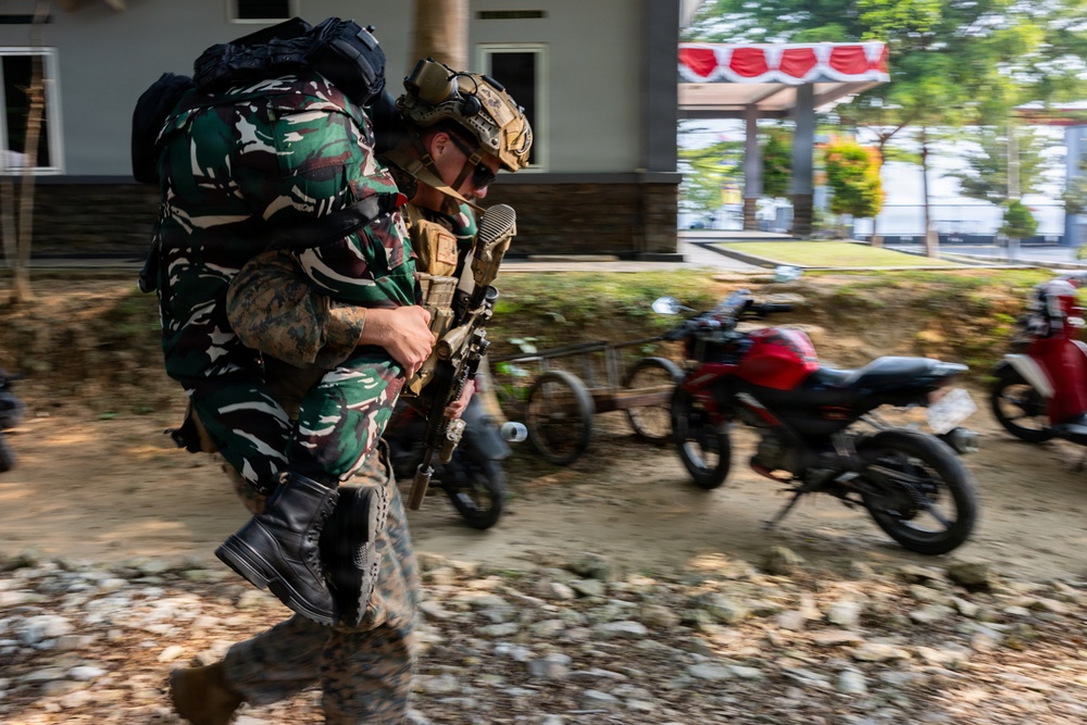 MRF-D Marines, Sailors perform casualty care training with Indonesian marines