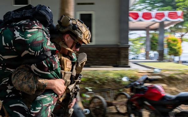 MRF-D Marines, Sailors perform casualty care training with Indonesian marines