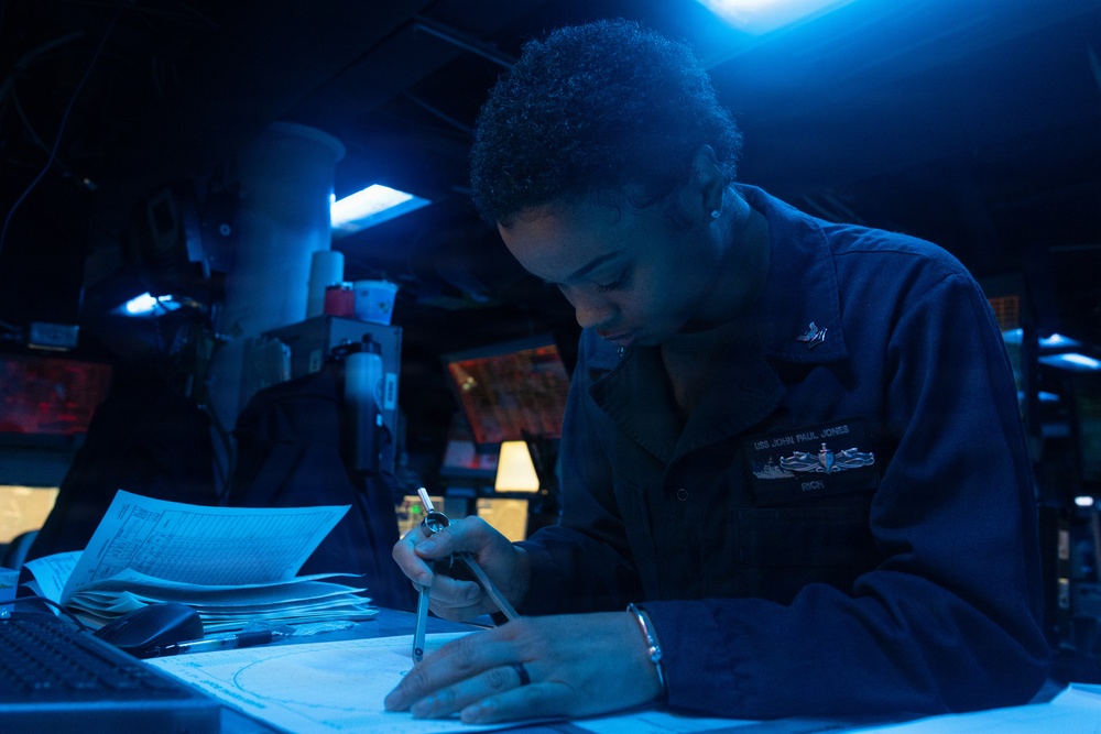 John Paul Jones Sailor Conducts Maneuvers