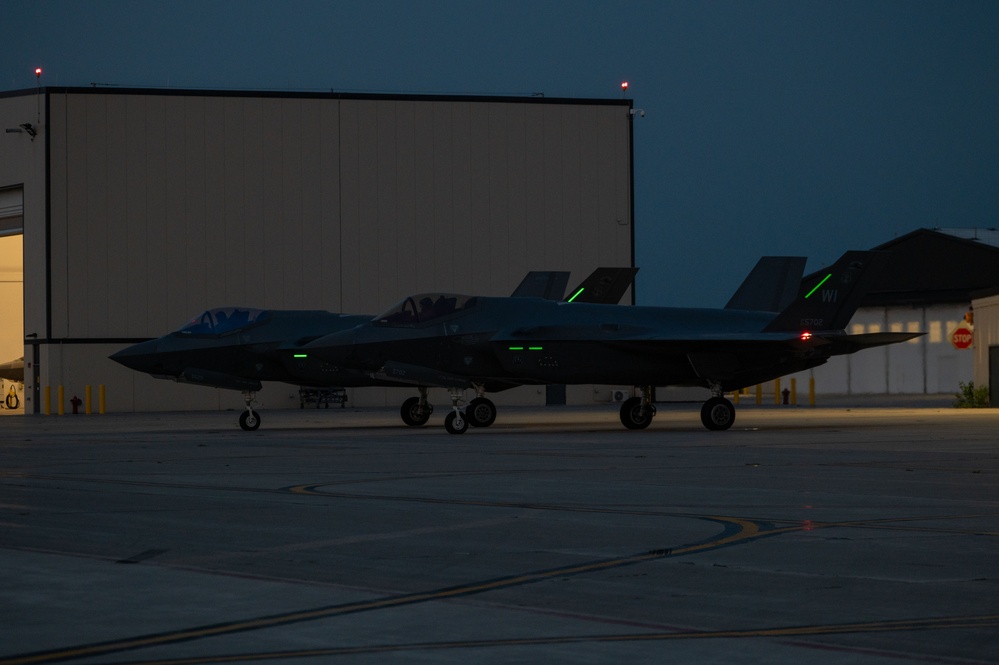 115th Fighter performs night flying operations increasing mission readiness