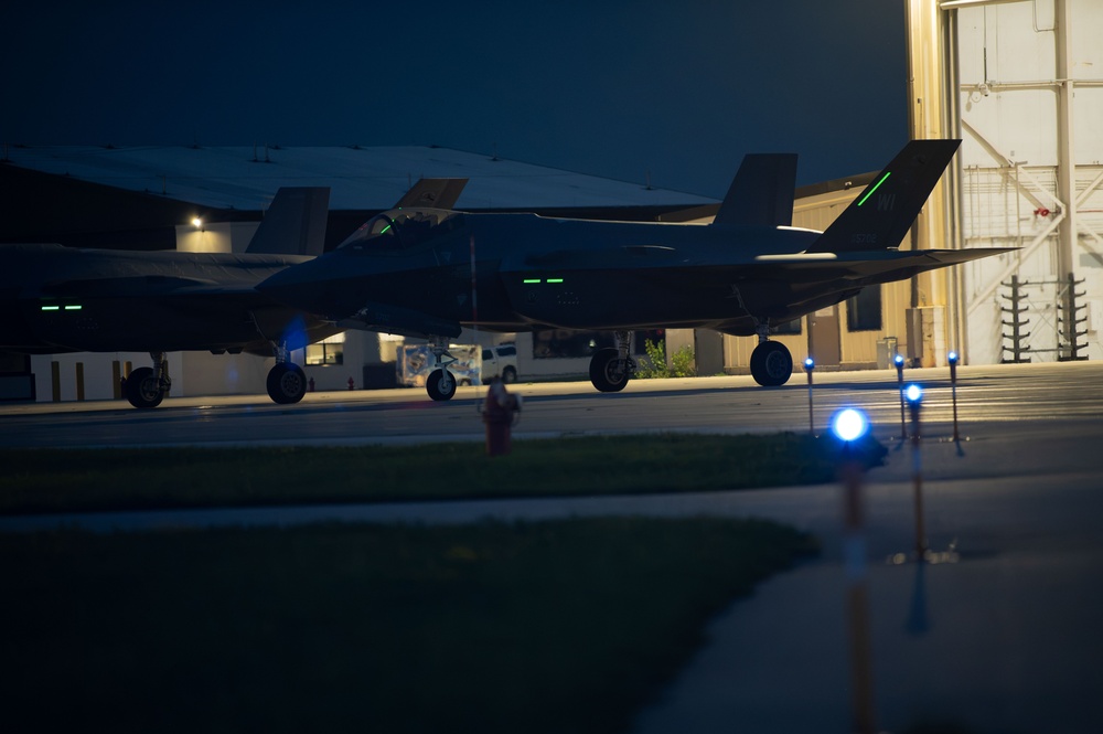 115th Fighter performs night flying operations increasing mission readiness