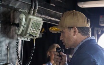 Secretary of War visits USS Gridley (DDG 101)