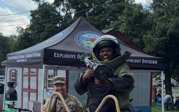 Army EOD Soldiers bring high-tech expertise to New Jersey State Fair recruitment drive
