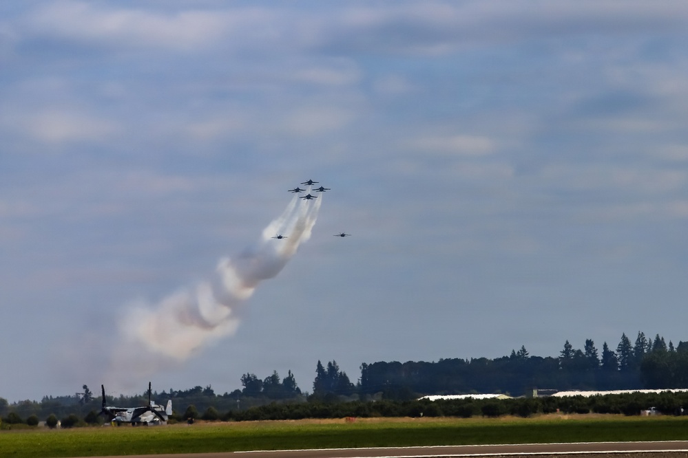 US Navy Blue Angels perform at Oregon International Air Show