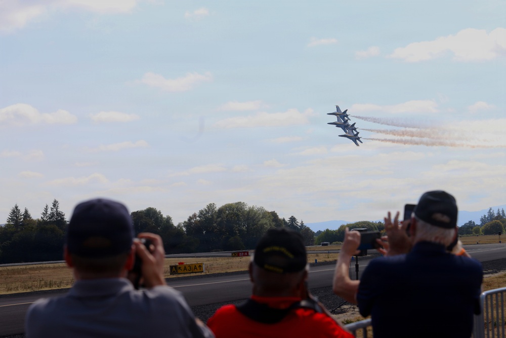 US Navy Blue Angels perform at Oregon International Air Show