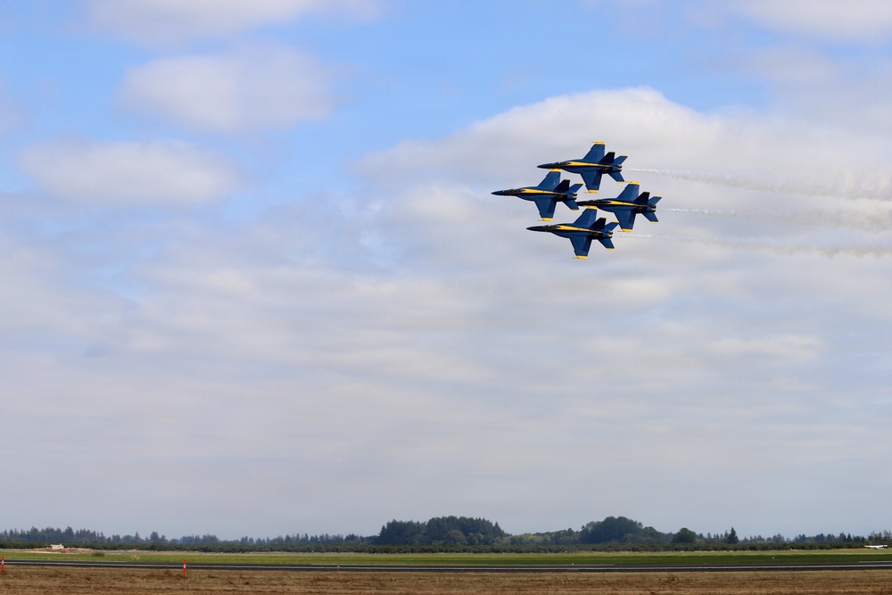 US Navy Blue Angels perform at Oregon International Air Show