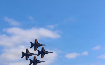 US Navy Blue Angels perform at Oregon International Air Show