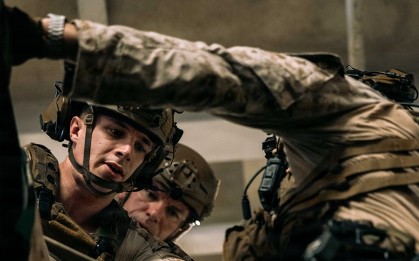 11th MEU Marines, Sailors Conduct Rappel Training Aboard USS Boxer