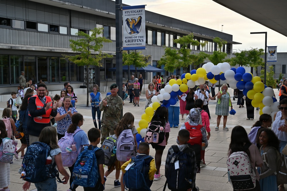 USAG Stuttgart Garrison Commander attends 'Clap-In' event at Stuttgart Elementary School