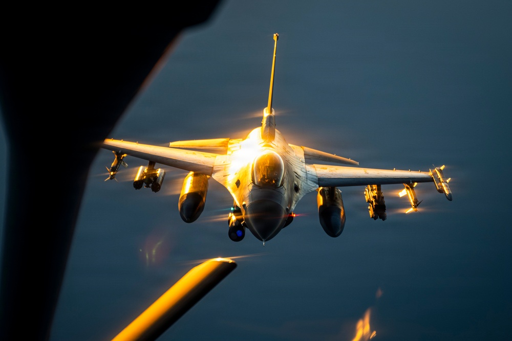 F-16s refueled over CENTCOM AOR