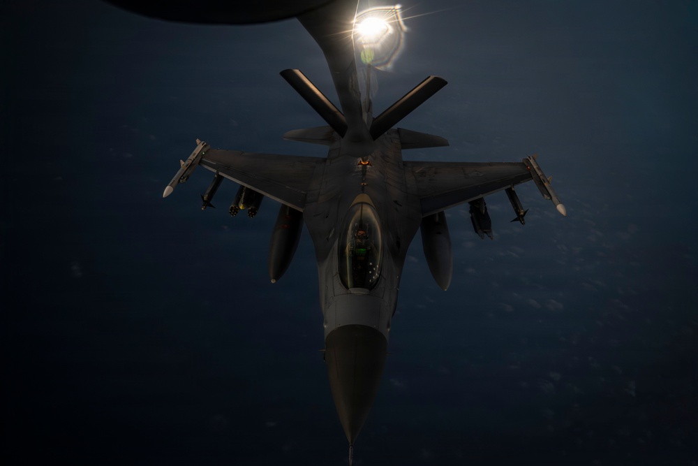F-16s refueled over CENTCOM AOR