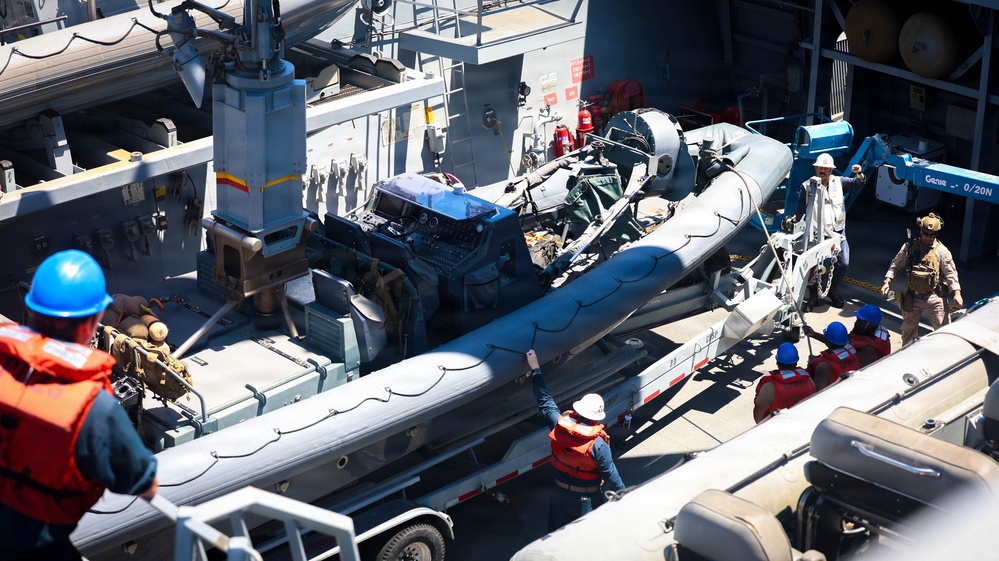 Anchroage Conducts COMPTUEX With Makin Island Amphibious Ready Group