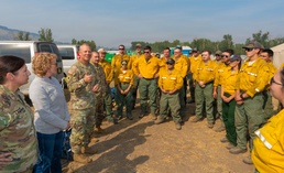 Oregon Guard senior leaders visit airmen fighting Grasshopper Fire