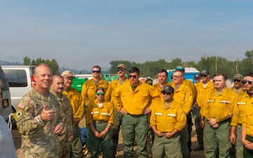 Oregon Guard senior leaders visit airmen fighting Grasshopper Fire