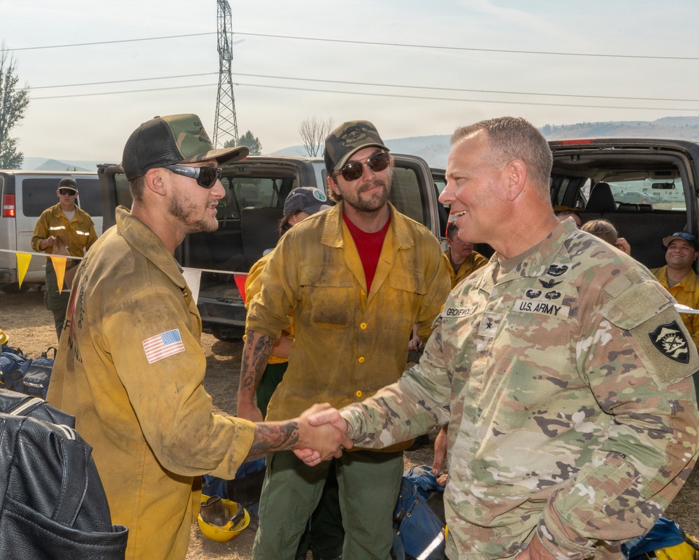 Oregon Guard senior leaders visit airmen fighting Grasshopper Fire