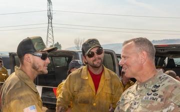 Oregon Guard senior leaders visit airmen fighting Grasshopper Fire