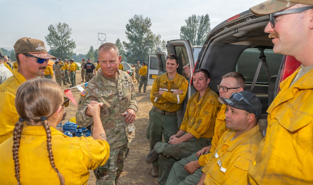 Oregon Guard senior leaders visit airmen fighting Grasshopper Fire
